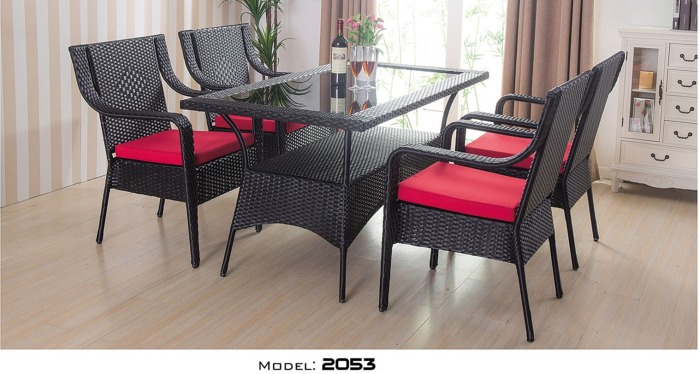 CENYER Набор уличной мебели: стол, 4 стула с подушкой (красная) из плетённого искуственного ротанга (пластик)